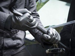 Kunci Keselamatan Anak Aktif, Pencuri Terperangkap Dalam Mobil
