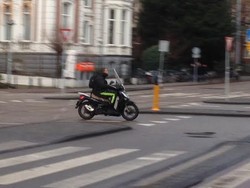 Di Amsterdam, Skutik Jadi Pilihan, Ada yang Tidak Pakai Helm