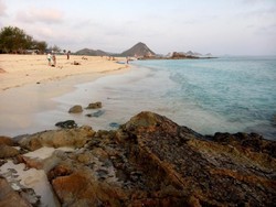 Senja yang Meneduhkan Hati di Pantai Kuta, Lombok