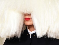 Ini Alasan Sia Tak Pernah Tampil Live Selain di TV