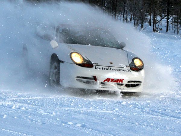 Menjajal Supercar di Salju