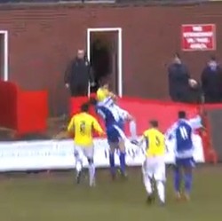 Bak Pegulat, Pesepakbola Ini Banting Pemain Lawan yang Baru Saja Menekelnya