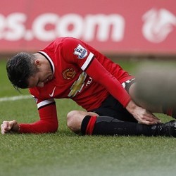 Cedera, Van Persie Pakai Kruk saat Tinggalkan Stadion