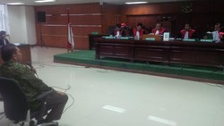 Ditanya Dakwaan Menyuap Akil Rp 1,8 M, Bonaran Malah Serang BW