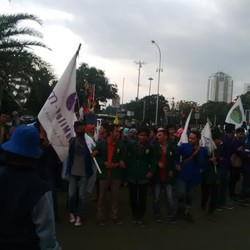 Puluhan Mahasiswa Adu Dorong dengan Polisi di Depan Istana Negara