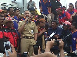 Kantornya Digeruduk, Ganjar Keluar Temui Ratusan Sopir Truk