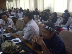 Ratusan Pegawai Tetap Yayasan UPN Veteran Mengadu ke DPRD