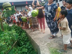 Kesal Gas Melon Langka, Ibu-ibu di Bogor Buang Tabung ke Jalan dan Sawah
