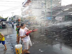 Imlek dan Serunya Tradisi Perang Air di Kepulauan Meranti Riau