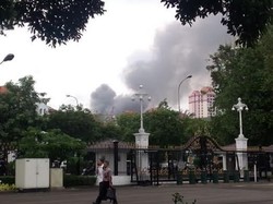Rumah Penduduk di Jl Lautze Terbakar, Asap Tebal Terlihat dari Istana