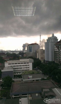 10 Mobil Pemadam Berupaya Jinakkan Kobaran Api di Jl Lautze