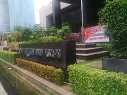 Saat Gedung KPK Diselimuti Spanduk dan Poster