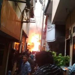 Gema Takbir Warnai Upaya Pemadaman di Belakang Jalan Lautze