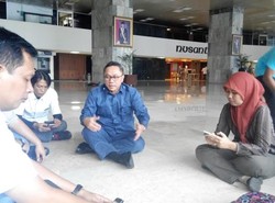 Sambil Lesehan di DPR, Zulkifli Hasan Jawab Serangan Kubu Hatta