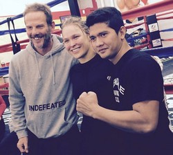 Beredar Foto dengan Peter Berg, Iko Uwais Akan Berperan di Film Hollywood Lagi?