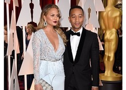 Foto: Pakai Gaun Seksi di Oscar, Chrissy Teigen Digeledah John Legend