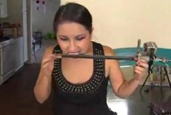 Hamil 9 Bulan, Veronica Tetap Lakukan Atraksi Telan Pedang