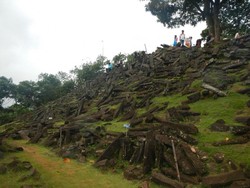 Menilik Aneka Batuan Unik di Gunung Padang