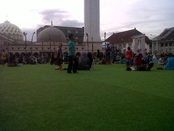 Beda, Santai Sore di Alun-alun Bandung