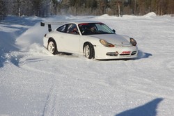 Ini Baru Beda, Naik Mobil Reli Menaklukan Salju di Finlandia