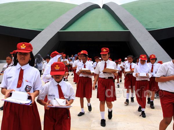 Anak-anak SD Kunjungi Gedung DPR RI