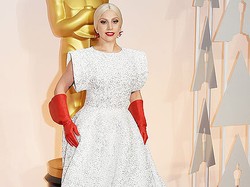 Wow! Sarung Tangan Lady Gaga Jadi Meme di Twitter