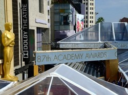 Hujan, Patung Oscar Dibungkus Plastik