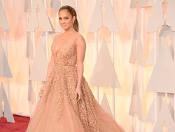 Super Hot Alert! Jennifer Lopez Seksi dengan Gaun Bak Princess