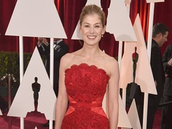 Rosamund Pike Cantik Merah Membara di Red Carpet Oscar 2015