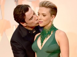 Awkward! John Travolta Kecup Mesra dan Peluk Scarlett Johansson