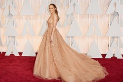 Foto: Repotnya Jennifer Lopez Pakai Gaun Ala Princess di Academy Awards