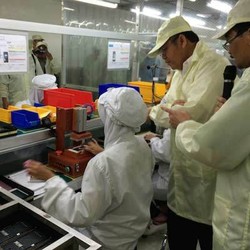 Menkominfo Blusukan ke Pabrik Ponsel 4G di Kudus