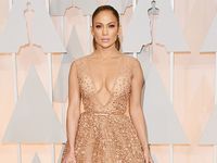 Jennifer Lopez Seksi Dibalut Gaun Berbelahan Dada Rendah di Oscar