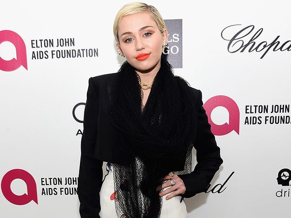 Tumben! Miley Cyrus Tampil Tertutup di Pesta Oscar