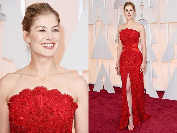 Flawless... Rosamund Pike Merah Mempesona di Oscar 2015