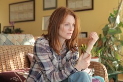Raih Oscar 2015, Julianne Moore Tak Lupa Singgung Penyakit Alzheimer