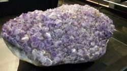 Ini Penampakan Indahnya Batu Akik Kecubung Raksasa di Museum Geologi