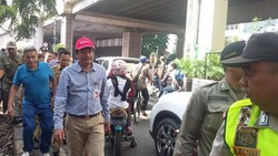 Wagub Djarot Bagikan Daster dan CD pada Wanita Korban Kebakaran di Jl Lautze