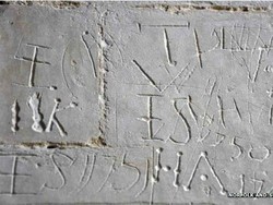 Rahasia Grafiti Kuno di Gereja Tua Inggris Terbongkar