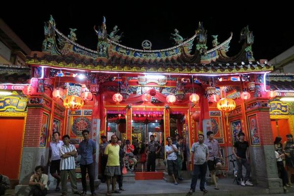 Kelenteng Antik & Kembang Api Seru di Meranti