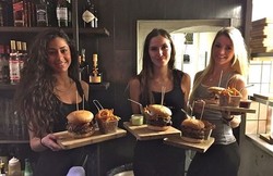 Pelayan Burger di Denmark Ini Seksi-seksi!