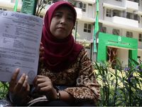 Warga Urus Dokumen Masuk Rusunawa Tambora