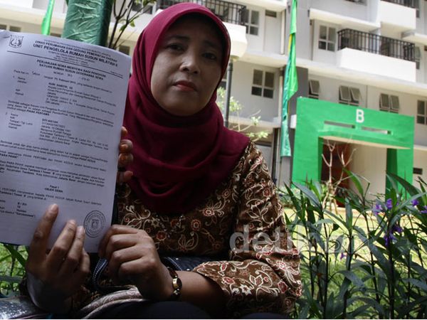 Warga Urus Dokumen Masuk Rusunawa Tambora
