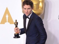 Gara-gara Cate Blanchett, Eddie Redmayne Gemetar di Panggung Oscar