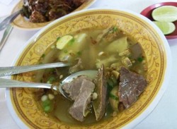 Enaknya Siang Ini Jajan Soto Daging Khas Suroboyo yang Gurih Mantap