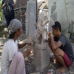 Pengrajin Patung Batu di Trowulan Kian Terpuruk