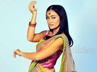 Chaiyya Chaiyya... Atiqah Hasiholan Jadi Perempuan India