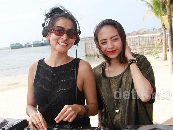 Aksi Mei Chan Nge-DJ di Tepi Pantai