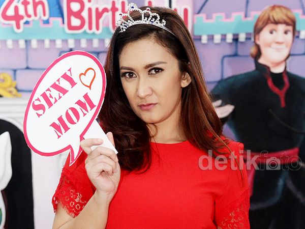 Sexy Mom... Nafa Urbach Dibalut Dress Merah Menyala