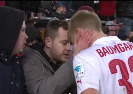 Puk-puk untuk Bek Muda Stuttgart dari Fans, Setelah Sebuah Blunder Fatal